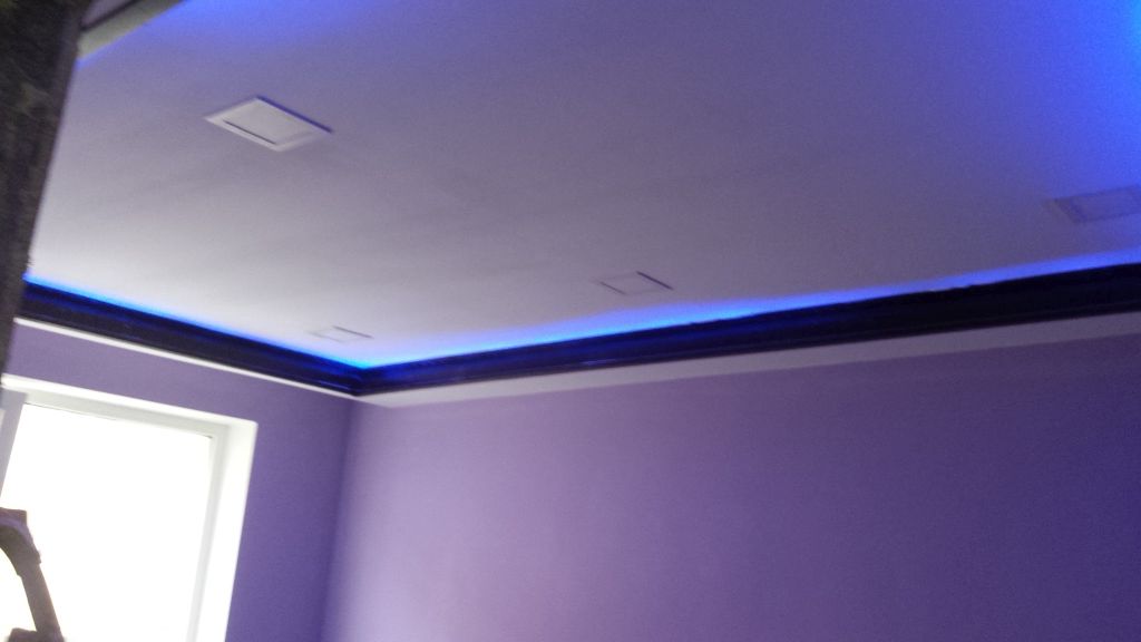 Spoturi si banda RGB cu scafa de lemn